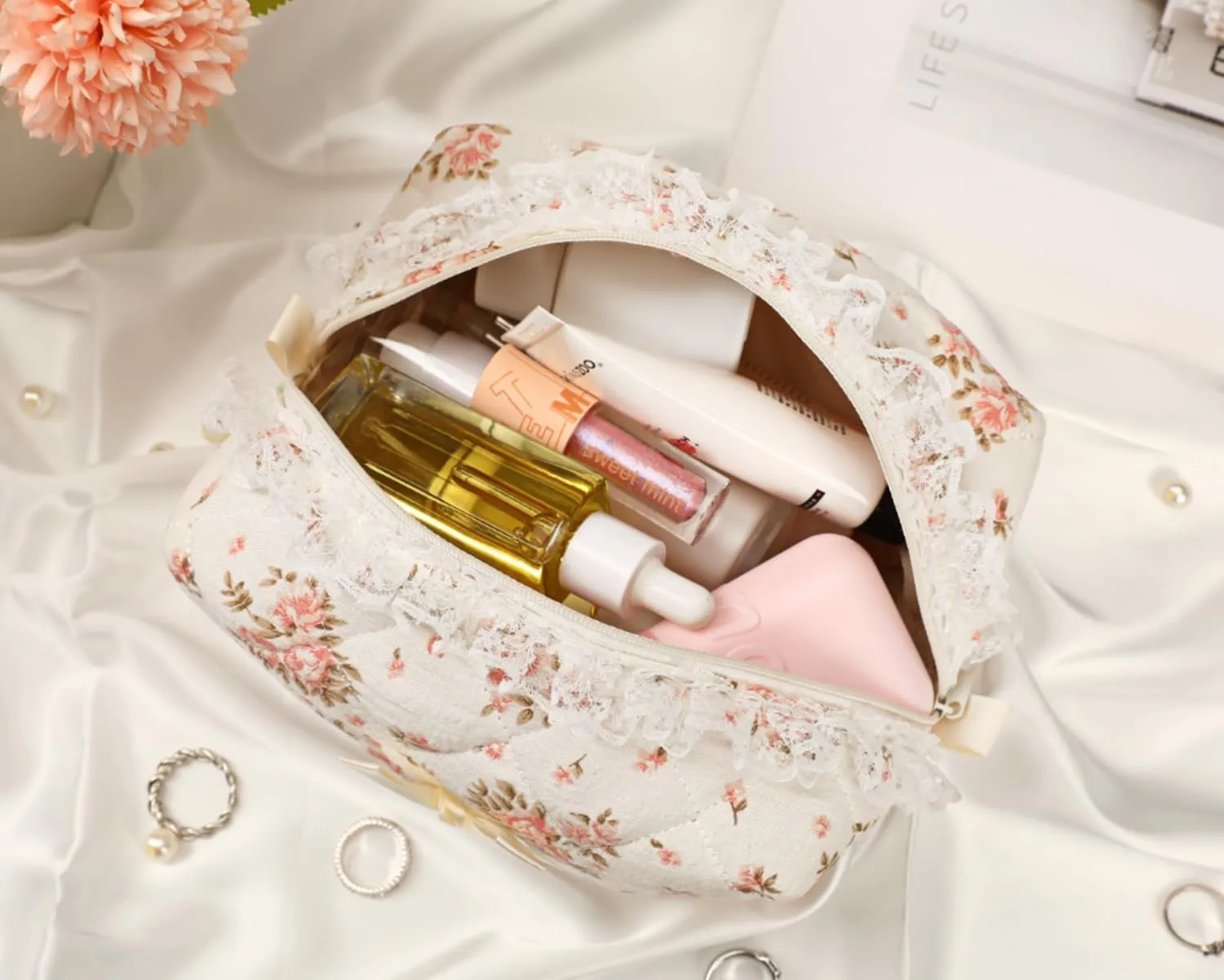 Quilted Makeup Bag Small Cotton Floral Cosmetic Makeup Bag Organizer, Aesthetic Portable Pouch Purse Toiletry Bag for Women Girls